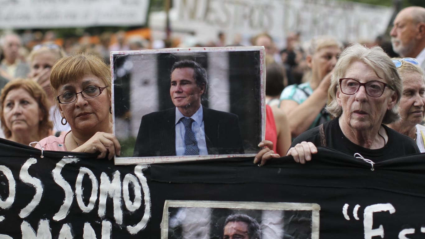 Demonstrantinnen mit einem Bild von Alberto Nisman im Februar 2016: Der Staatsanwalt wurde 2015 erschossen in einem Hotelzimmer gefunden.