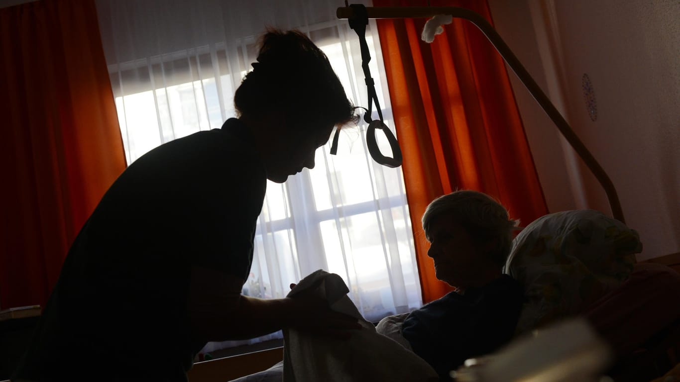 Eine Pflegerin betreut eine Frau im Seniorenpflegeheim: Eine Umfrage hat ergeben, dass sich die Deutschen vor dem Pflegeheim ängstigen.