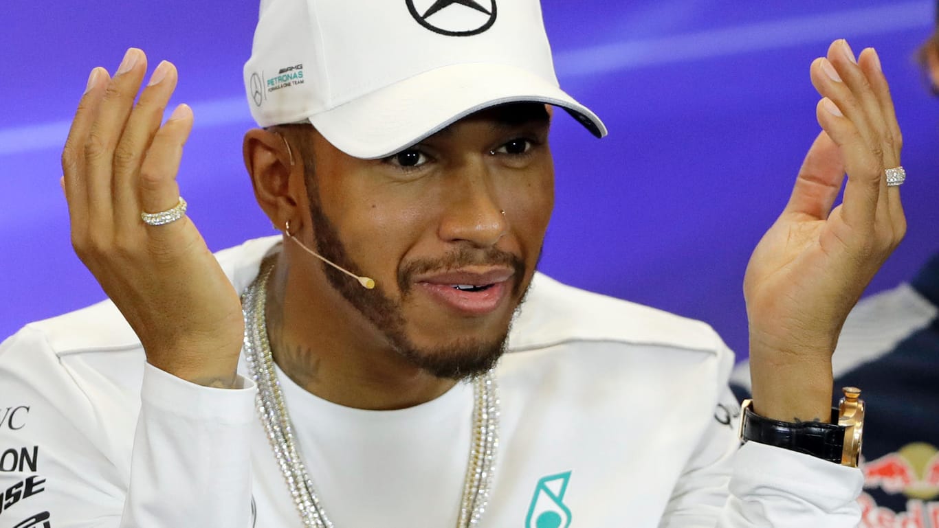 Mercedes-Pilot Lewis Hamilton während einer Pressekonferenz: Der Formel-1-Weltmeister hat mal wieder für Aufregung gesorgt.