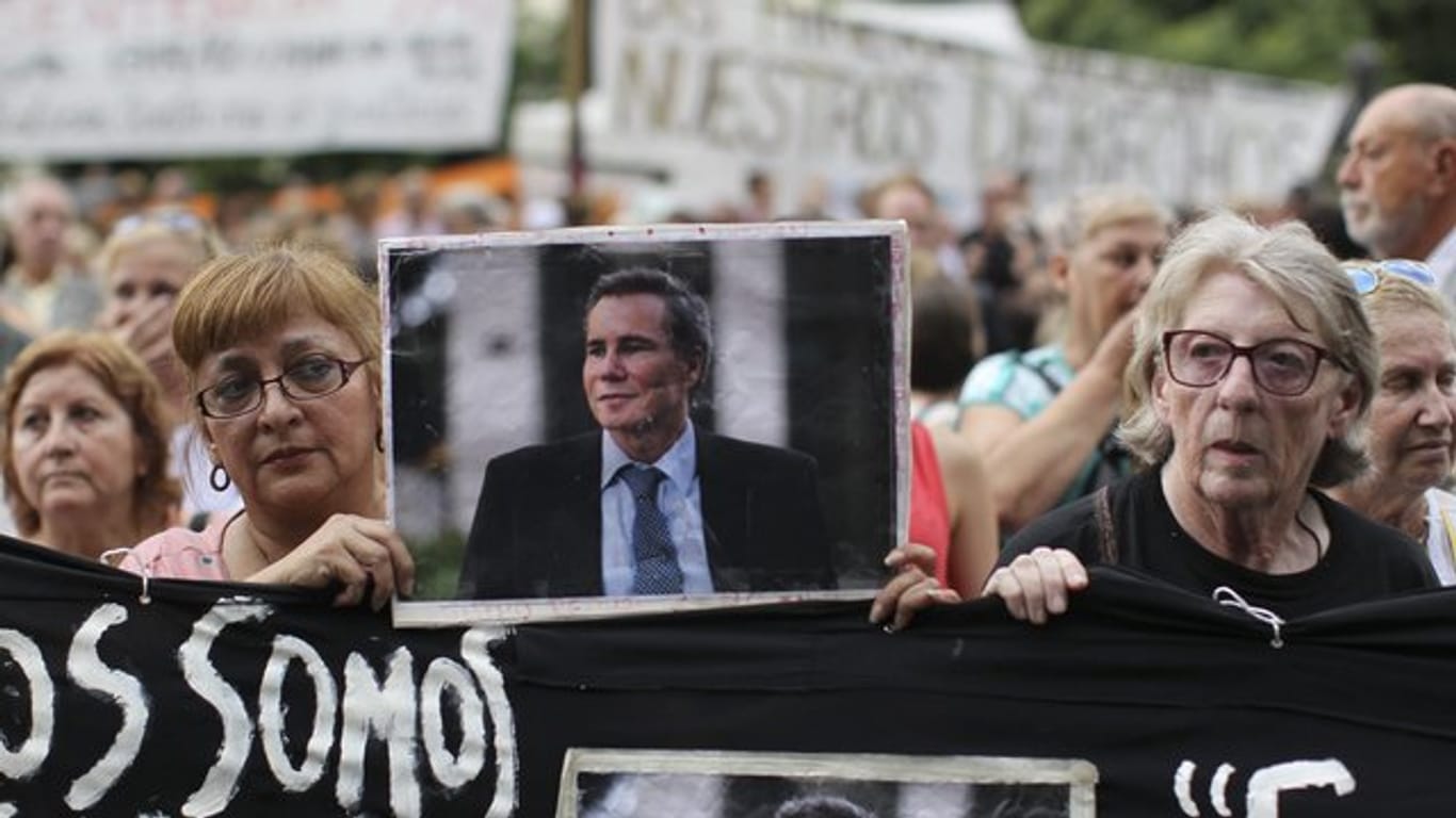 Demonstranten erinnern im Februar vergangenen Jahres in Buenos Aires an die Ermordung von Alberto Nisman.