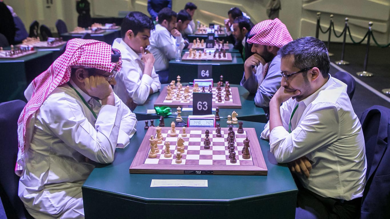 Teilnehmer des Schach-Wettbewerbs "King Salman World Rapid and Blitz" in Saudi-Arabien.