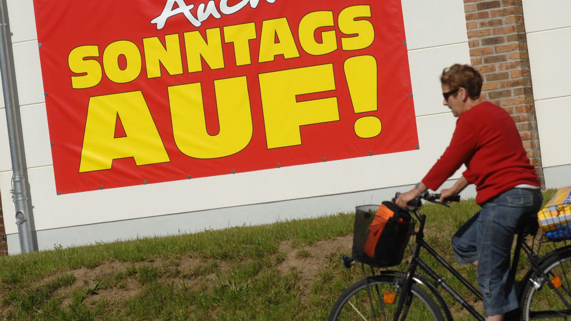 Werbeplakat an einem Kaufhaus: Fast jeder vierte Beschäftigte arbeitet auch sonn- und feiertags. Werbeplakat an einem Kaufhaus: Fast jeder vierte Beschäftigte arbeitet auch sonn- und feiertags.