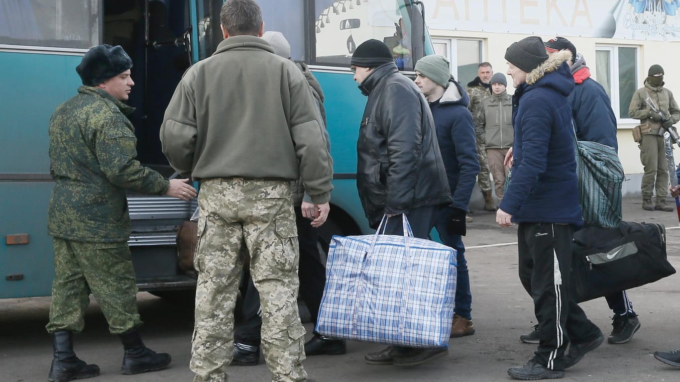 Gefangene der pro-russischen Rebellen steigen in einen Bus.