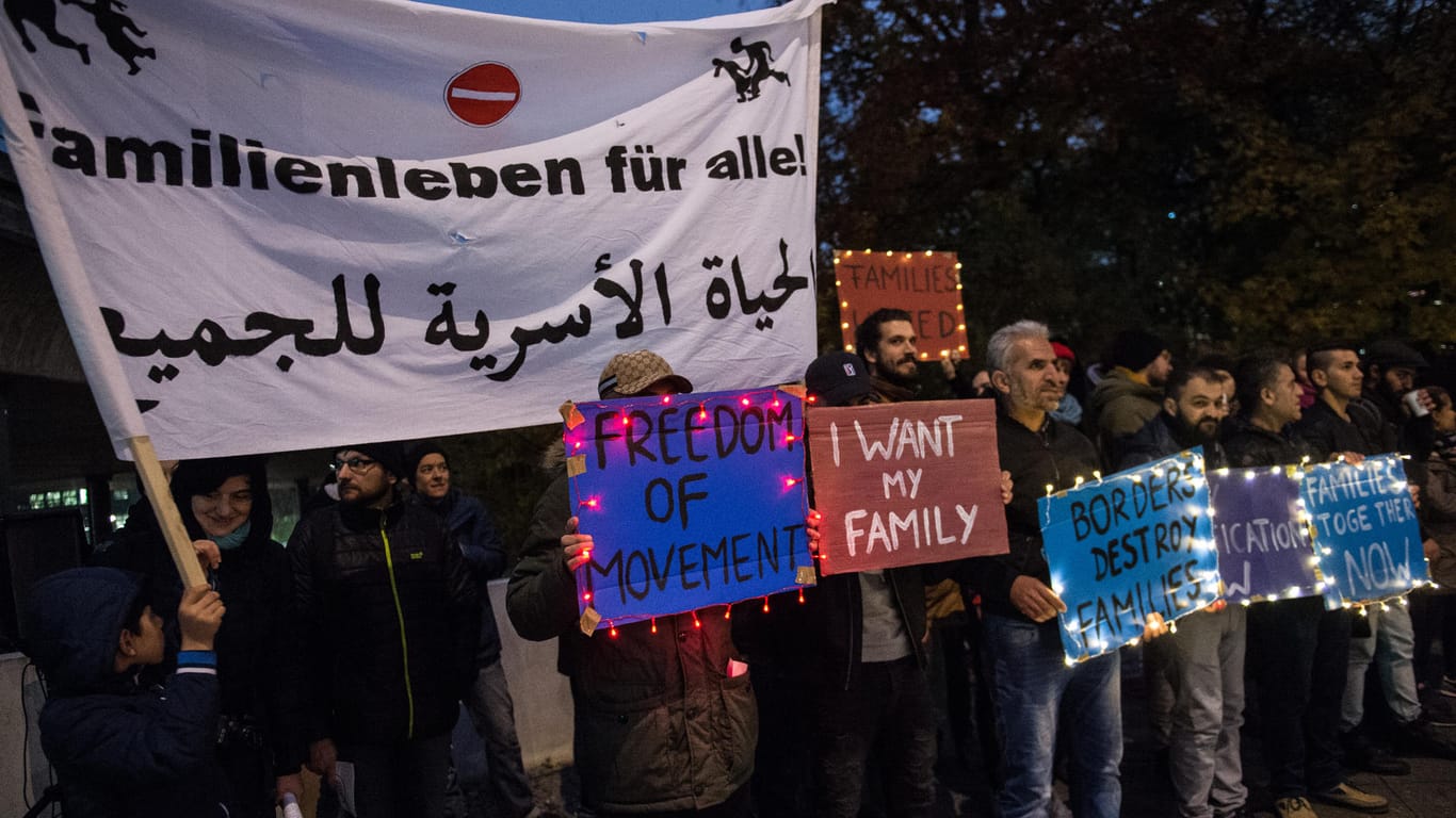 Flüchtlinge demonstrieren im November vor dem Innenministerium in Berlin: Der Familiennachzug für Flüchtlinge sorgt vor Sondierungen zwischen SPD und Union für Streit.