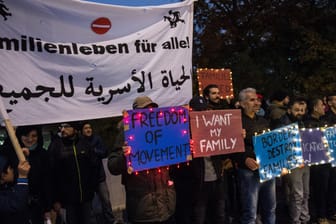 Flüchtlinge demonstrieren im November vor dem Innenministerium in Berlin: Der Familiennachzug für Flüchtlinge sorgt vor Sondierungen zwischen SPD und Union für Streit.