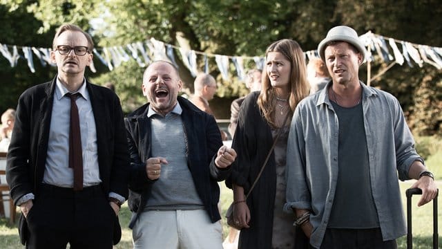 Milan Peschel (l-r), Samuel Finzi, Jeanette Hain und Til Schweiger in einer Szene des Films "Klassentreffen 1.