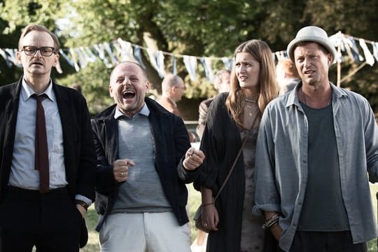 Milan Peschel (l-r), Samuel Finzi, Jeanette Hain und Til Schweiger in einer Szene des Films "Klassentreffen 1.