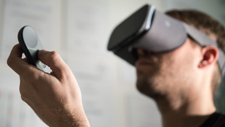 Durch Virtual-Reality-Brillen soll das TV-Erlebnis zukünftig noch realer werden.
