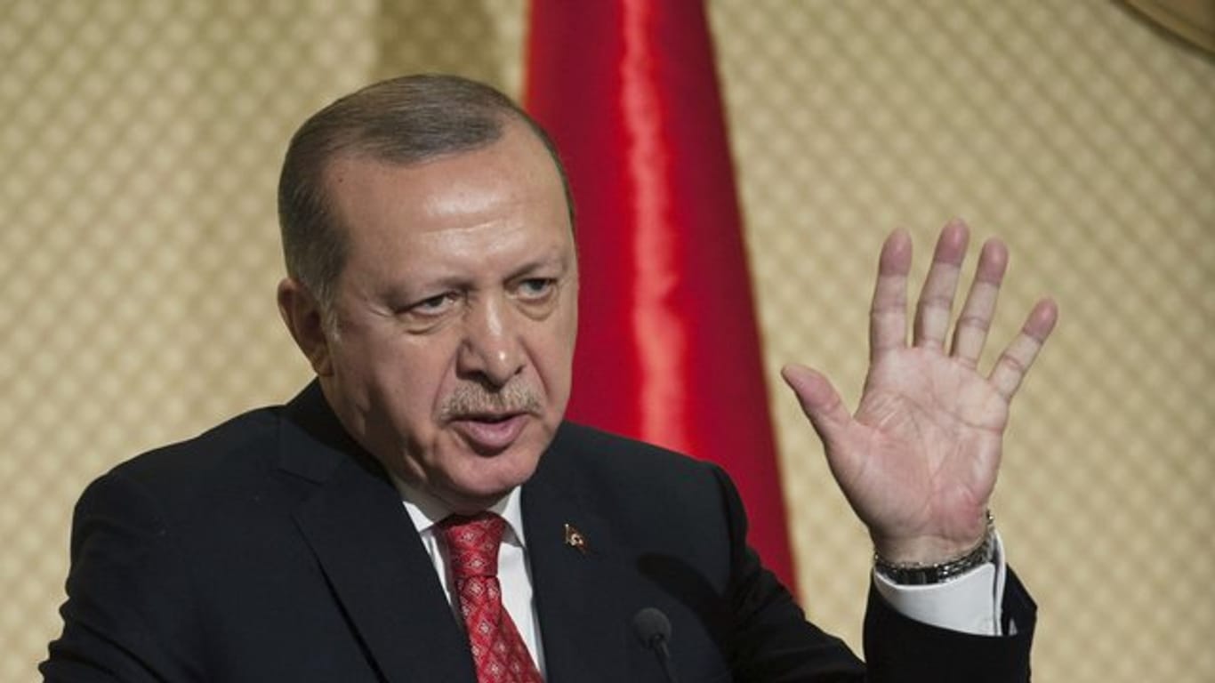Der türkische Präsident Erdogan spricht in Tunesien über die Nachkriegsordnung in Syrien.