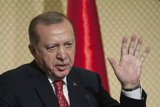 Der türkische Präsident Erdogan spricht in Tunesien über die Nachkriegsordnung in Syrien.