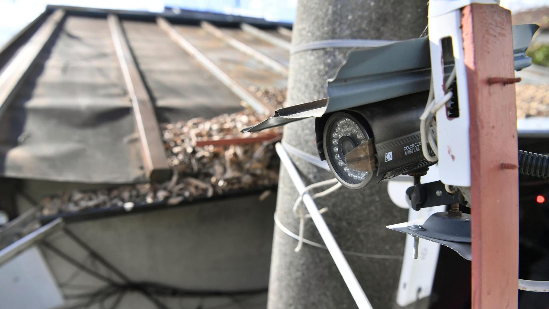 Eine Kamera an einem Haus in Neyagawa. Ein Elternpaar soll seine mutmaßlich geistig behinderte Tochter rund 15 Jahre lang in einem winzigen, unbeheizten Raum eines Holzhauses gefangen gehalten haben. Eine Kamera an einem Haus in Neyagawa. Ein Elternpaar soll seine mutmaßlich geistig behinderte Tochter rund 15 Jahre lang in einem winzigen, unbeheizten Raum eines Holzhauses gefangen gehalten haben.