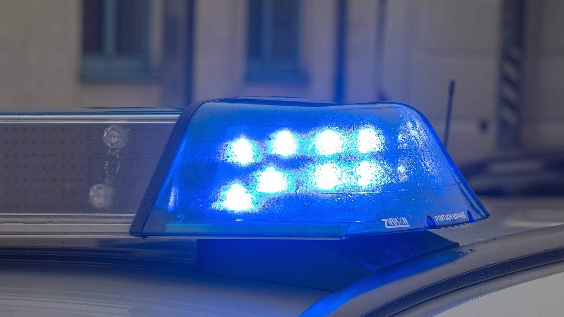 Die Polizei in Kempten ist noch auf der Suche nach dem Täter. Die Polizei in Kempten ist noch auf der Suche nach dem Täter.