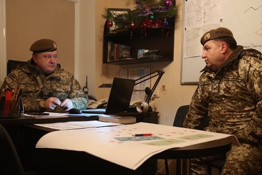 Der ukrainische Präsident Petro Poroschenko (l) und Verteidigungsminister Stepan Poltorak trafen im Osten des Landes freigelassene Gefangene.
