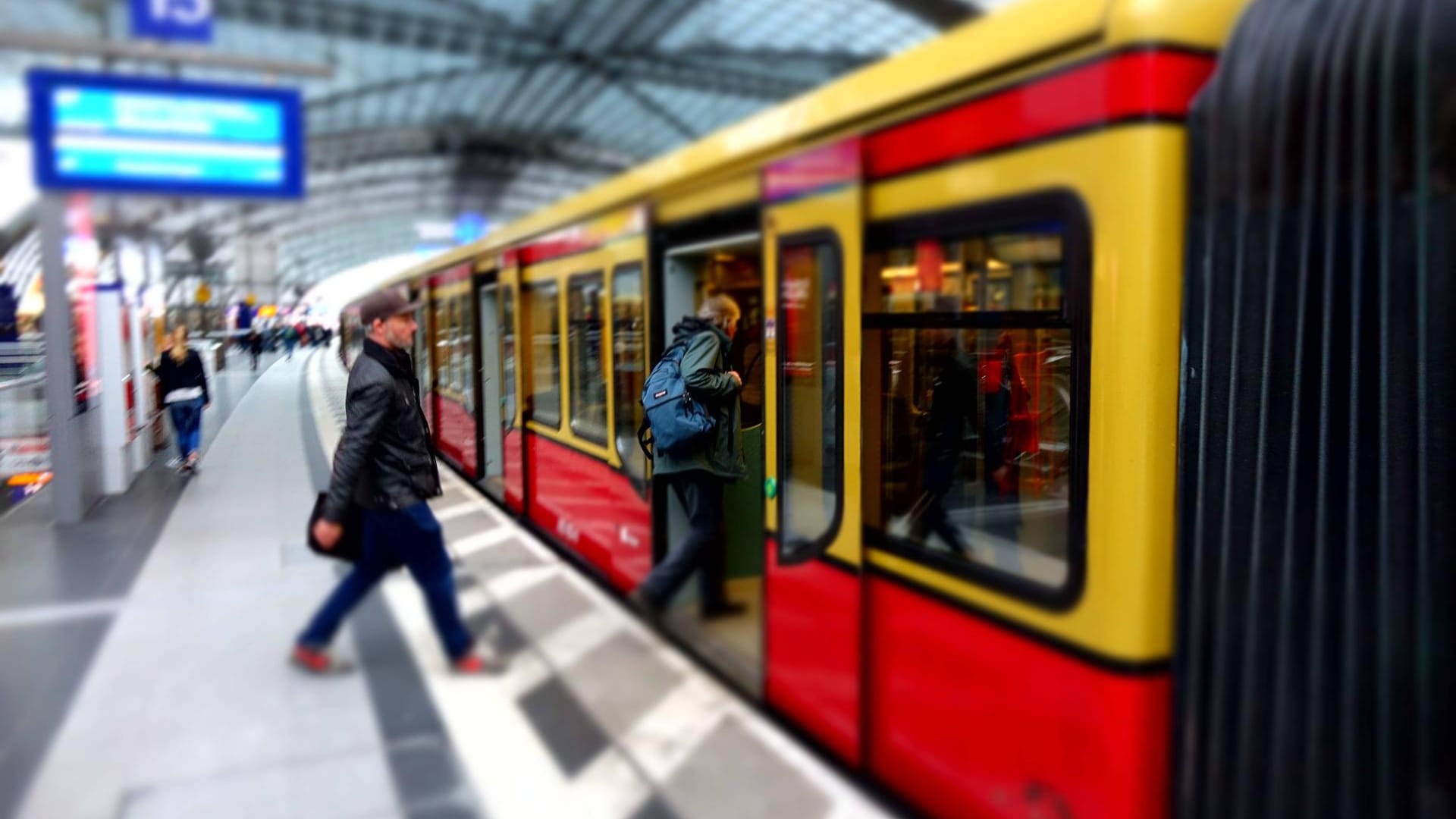 Eine S-Bahn hält in einem Bahnhof in Berlin.
