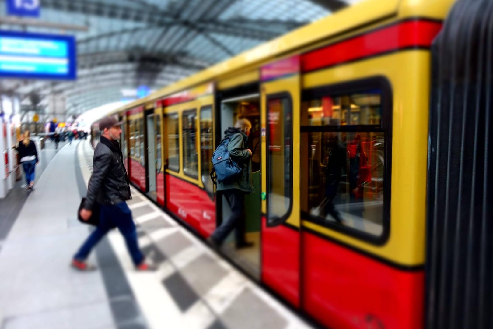 Eine S-Bahn hält in einem Bahnhof in Berlin.