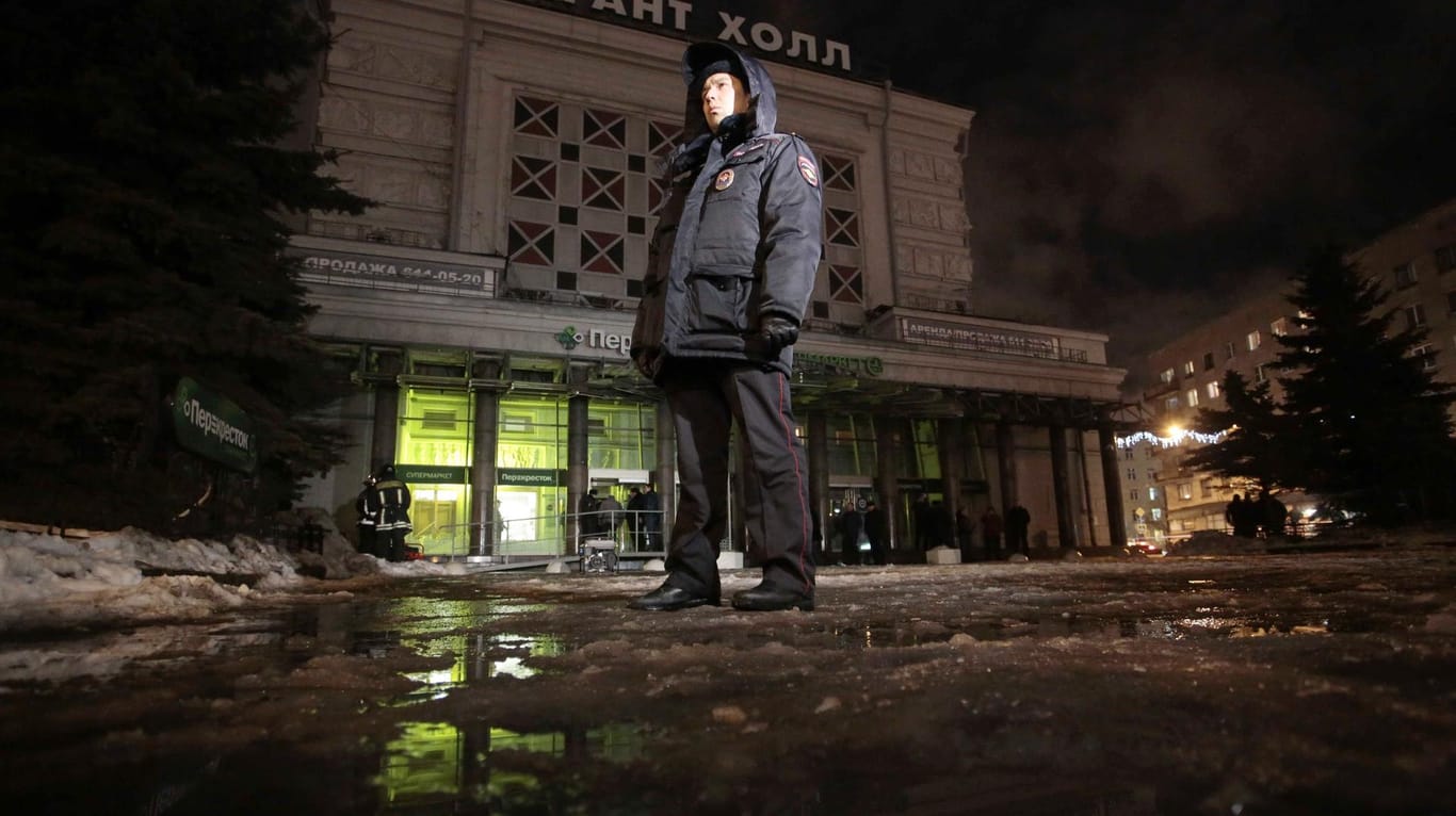 Ein Polizist steht vor einem Supermarkt in St Petersburg: In dem Markt hatte sich zuvor eine Explosion ereignet.