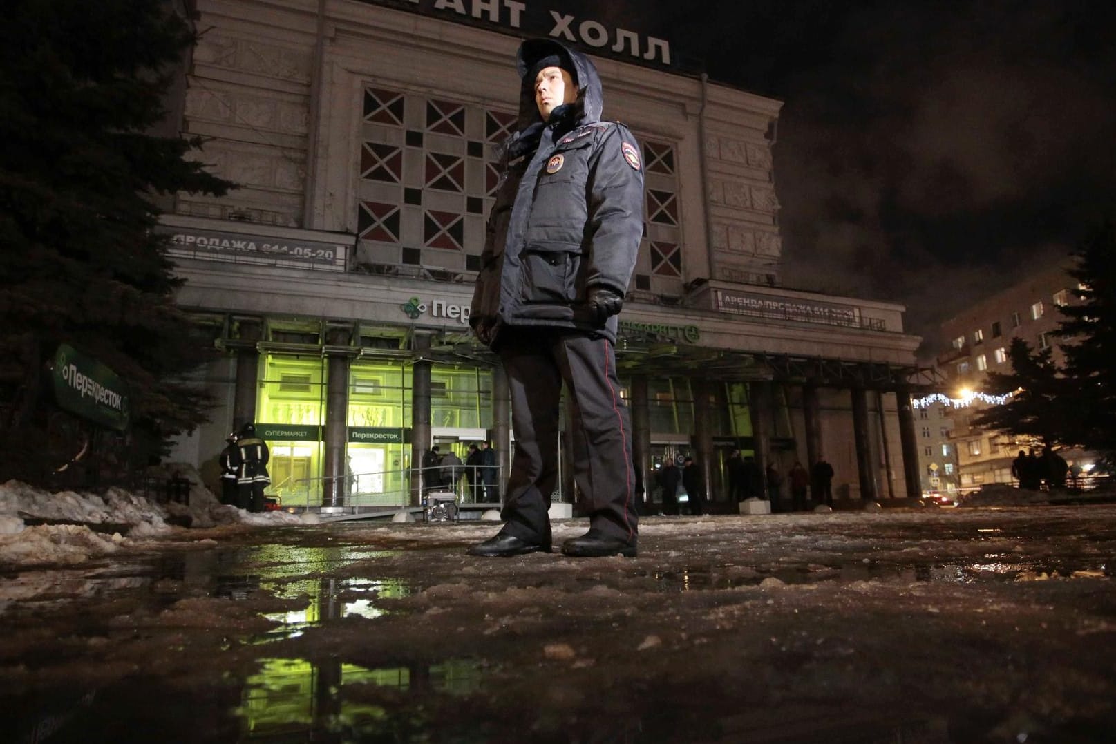 Ein Polizist steht vor einem Supermarkt in St Petersburg: In dem Markt hatte sich zuvor eine Explosion ereignet.