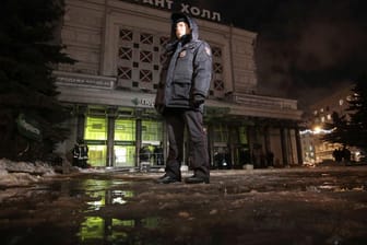 Ein Polizist steht vor einem Supermarkt in St Petersburg: In dem Markt hatte sich zuvor eine Explosion ereignet.