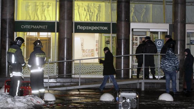 Polizisten und Feuerwehrleute stehen in St. Polizisten und Feuerwehrleute stehen in St.