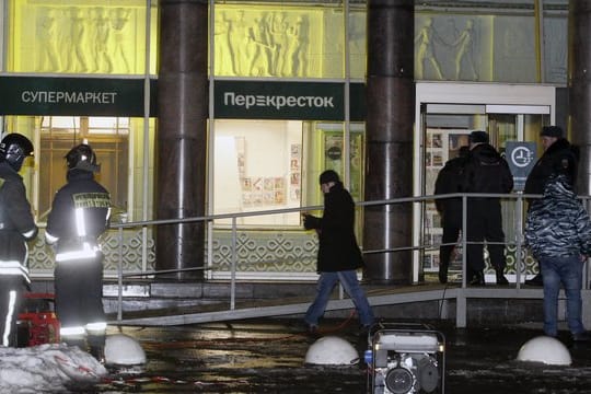 Polizisten und Feuerwehrleute stehen in St.