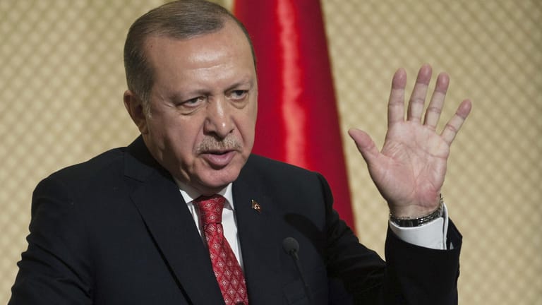 Der türkische Präsident Recep Tayyip Erdogan spricht bei einer Pressekonferenz in Karthago. Erdogan fordert eine Nachkriegsordnung in Syrien ohne Assad.