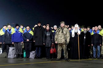 Wieder frei: Entlassene ukrainischen Kriegsgefangene stehen mit Präsident Petro Poroschenko (Mitte) und dem Patriarchen der ukrainisch-orthodoxen Kirche, Patriarch Filaret, in Kramatorsk.