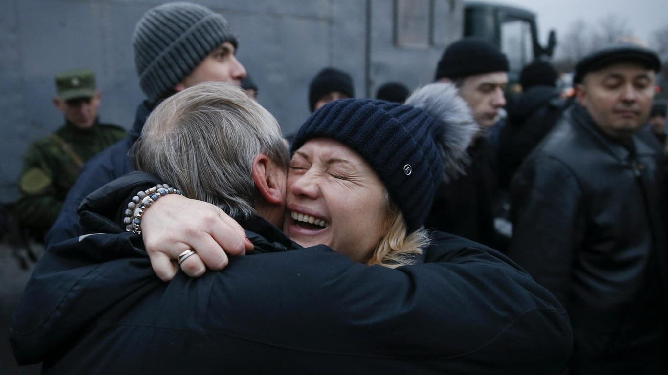 Abgeordnete Irina Heraschtschenko mit Kriegsgefangenem: Einige der Freigelassenen waren bereits Jahre in Feindeshand.