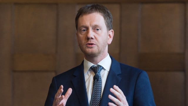 Michael Kretschmer: "Hier sind etliche Genossen unterwegs, die mit Maximalforderungen offenbar die Gespräche unmöglich machen wollen". Michael Kretschmer: "Hier sind etliche Genossen unterwegs, die mit Maximalforderungen offenbar die Gespräche unmöglich machen wollen".