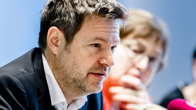 Schleswig-Holsteins Umweltminister Robert Habeck Mitte Dezember während einer Pressekonferenz in Kiel. Schleswig-Holsteins Umweltminister Robert Habeck Mitte Dezember während einer Pressekonferenz in Kiel.