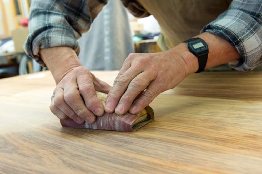 Heimwerker benötigen für die Holzbearbeitung das passende Schleifpapier.