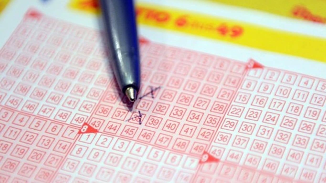 Kreuze auf einem Lottoschein: Ein Glückspilz aus Oberbayern hat fast 19 Millionen Euro im Lotto gewonnen.