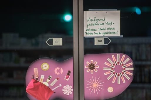 Ein Zettel weist auf die vorübergehende Schließung des Drogeriemarktes in Kandel hin, in dem die Bluttat geschah.