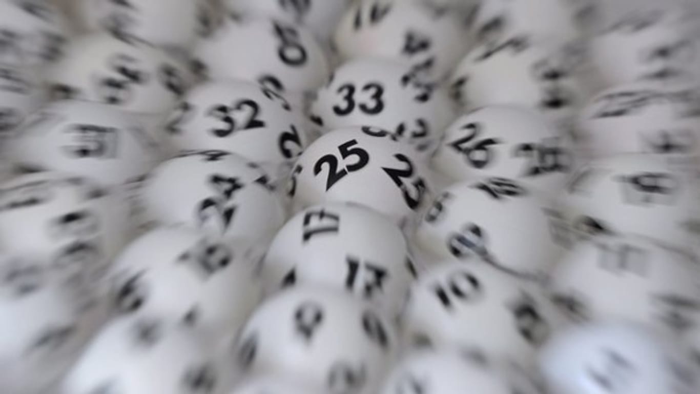Lottokugeln vor der Ziehung: Die neue Lotterie "Neujahrsmillion" lockt mit einer Gewinnchance von 1:250.000