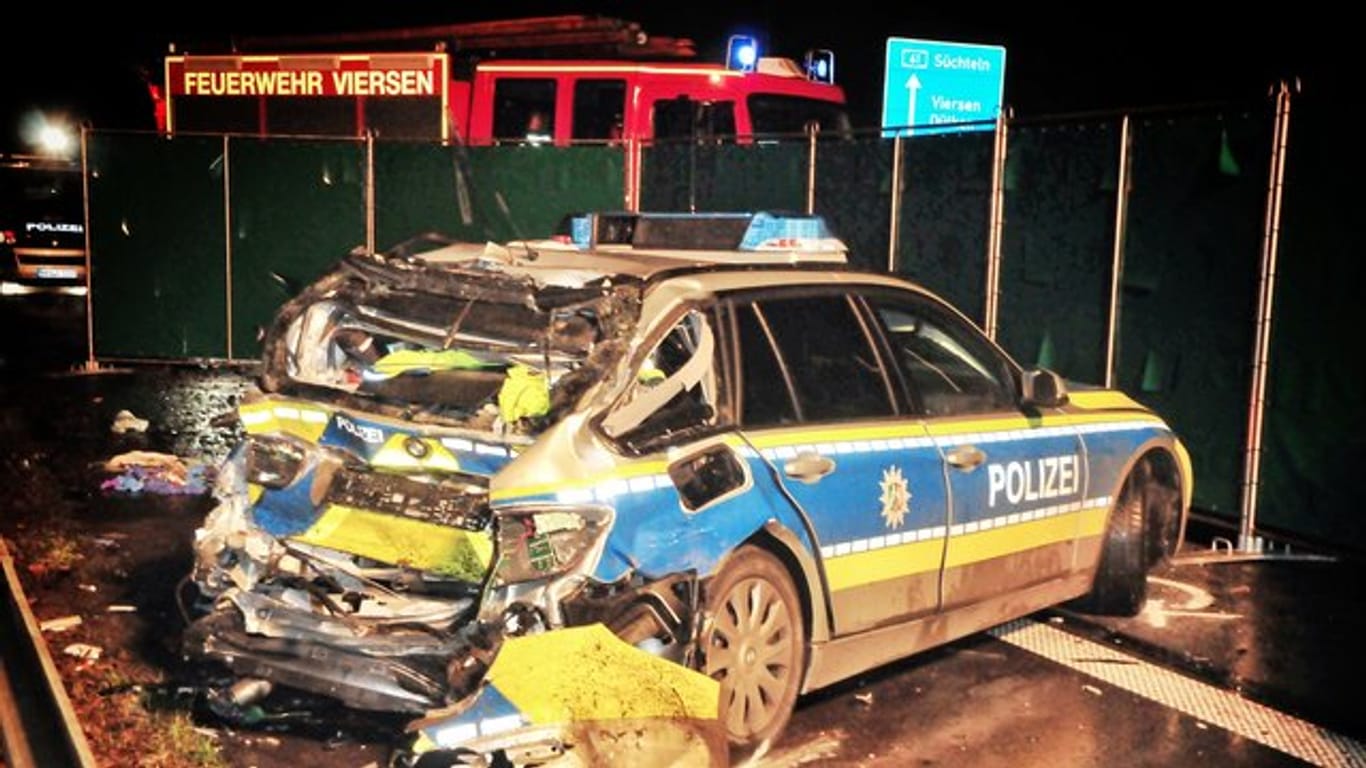 Der zerstörte Polizeiwagen auf der Autobahn A61 bei Viersen in Nordrhein-Westfalen.