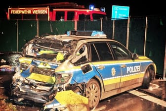 Der zerstörte Polizeiwagen auf der Autobahn A61 bei Viersen in Nordrhein-Westfalen.