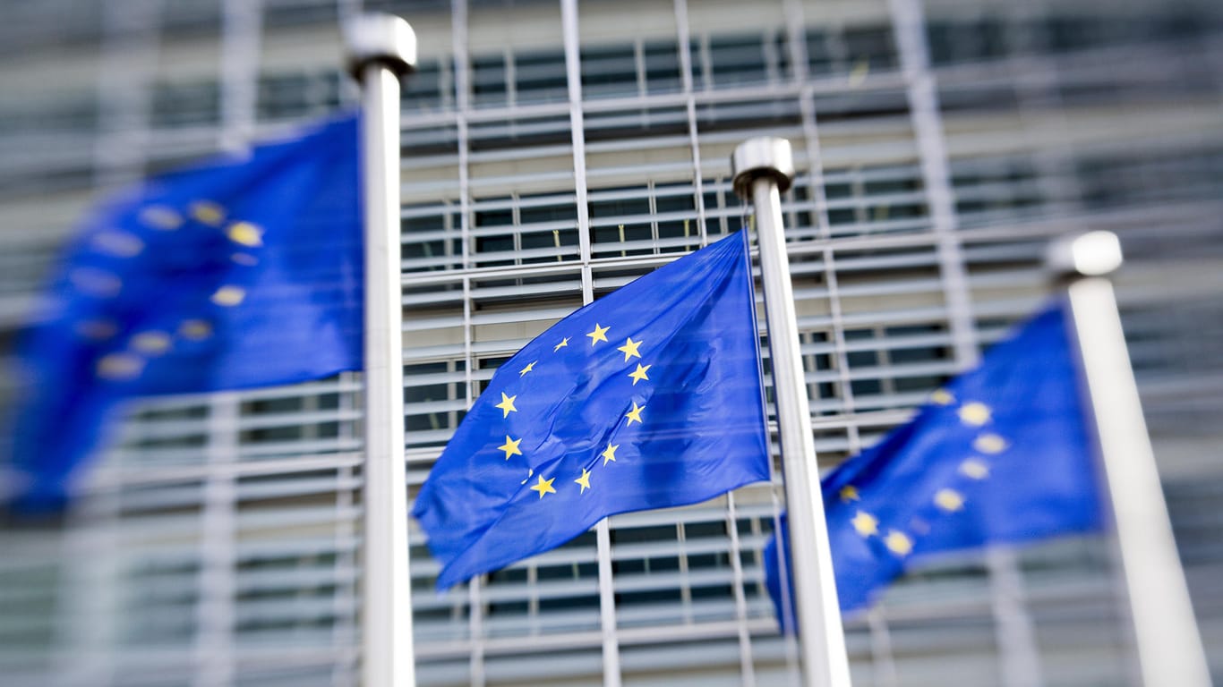 EU-Fahnen vor der EU-Kommission in Brüssel.