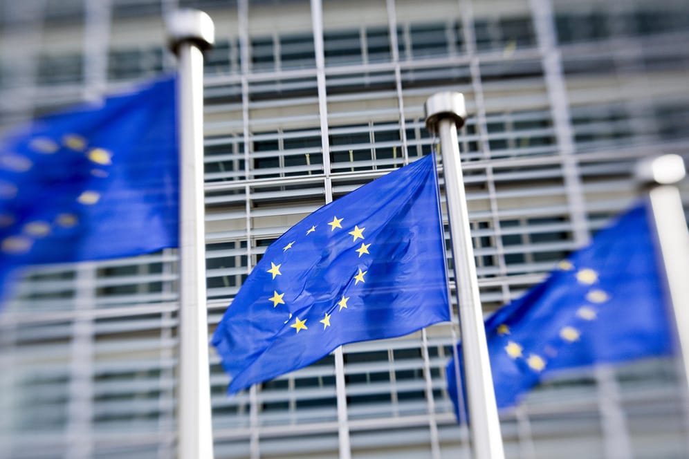 EU-Fahnen vor der EU-Kommission in Brüssel.