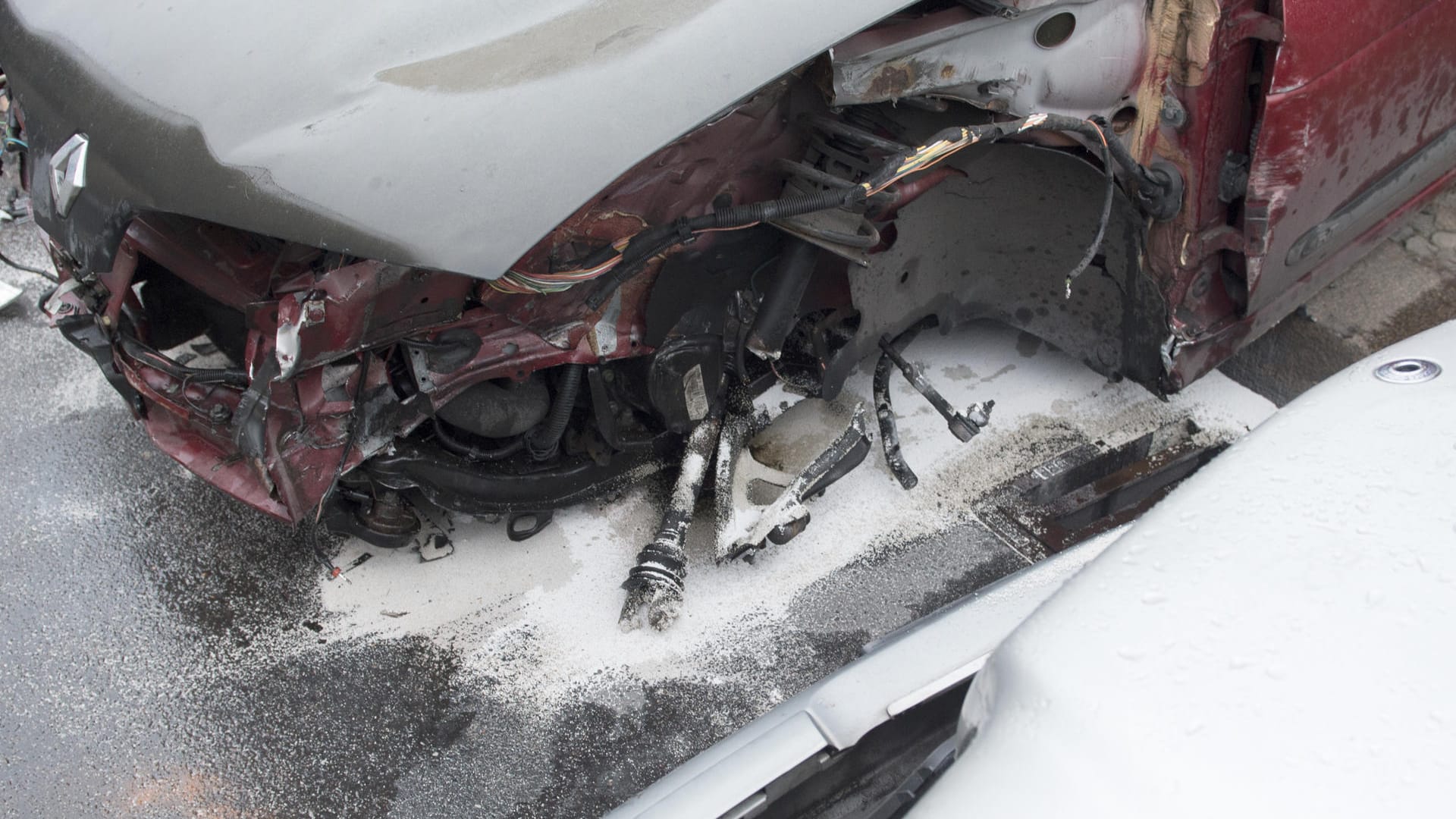 Nur noch Schrott: Ein schwer beschädigtes Auto steht nach dem Unfall am Straßenrand. Nur noch Schrott: Ein schwer beschädigtes Auto steht nach dem Unfall am Straßenrand.