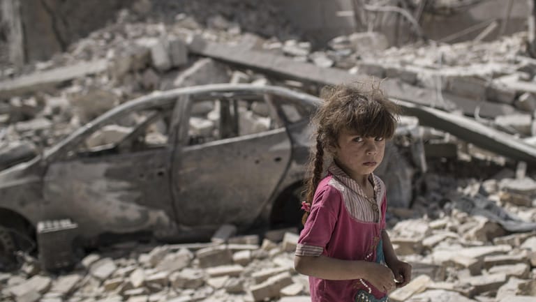 Ein Mädchen in den Ruinen der irakischen Stadt Mossul: Millionen Kinder leiden Unicef zufolge unter Kriegsgreueln.