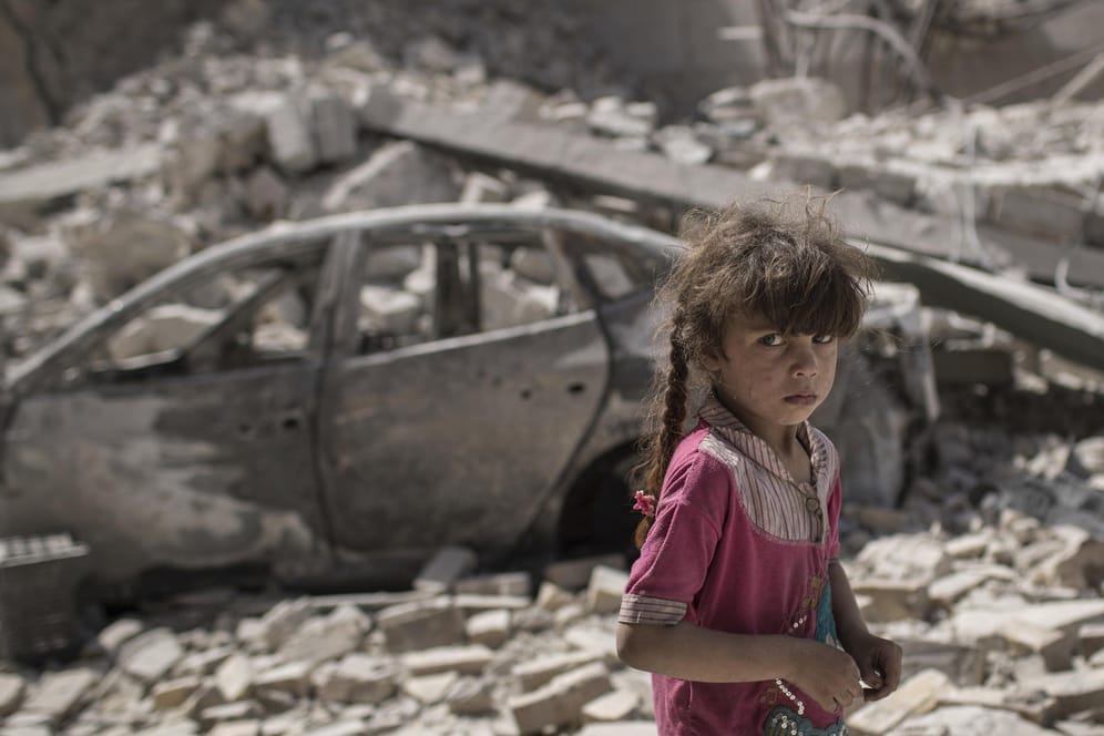 Ein Mädchen in den Ruinen der irakischen Stadt Mossul: Millionen Kinder leiden Unicef zufolge unter Kriegsgreueln.