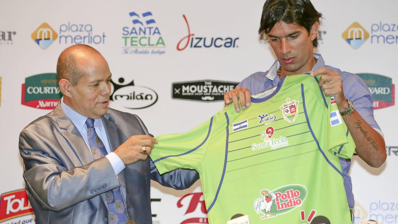 Sebastián "El Loco" Abreu bei einer der zahlreichen Vorstellungen in seiner Karriere beim Santa Tecla FC 2016. Seitdem spielte er schon für drei weitere Klubs.