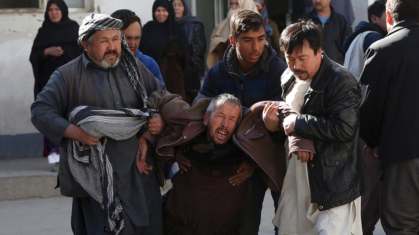Terror in Kabul: Helfer tragen einen verletzten Mann aus dem schiitischen Kulturzentrum.
