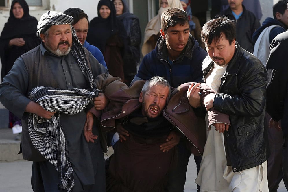 Terror in Kabul: Helfer tragen einen verletzten Mann aus dem schiitischen Kulturzentrum.