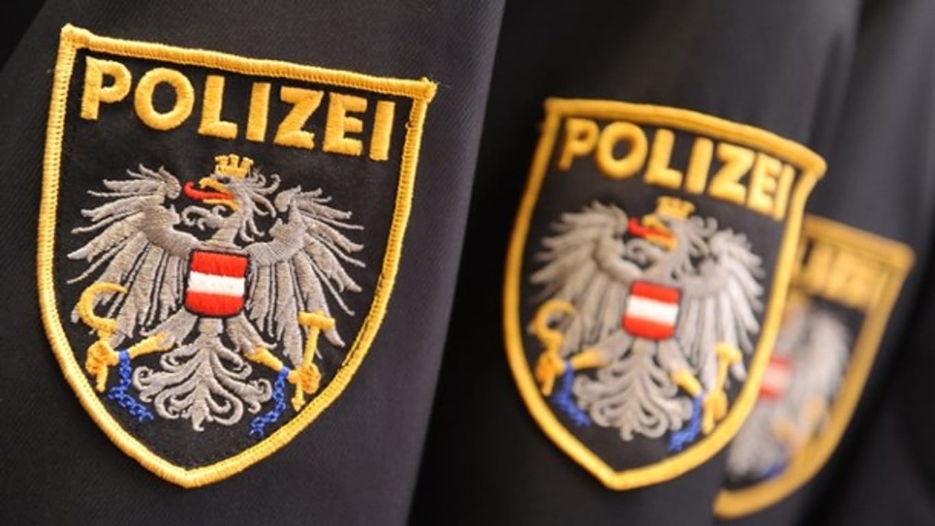 Logo der österreichischen Polizei: Ein 16-Jähriger starb durch einen Stromschlag an einem Bahnhof in Tirol.