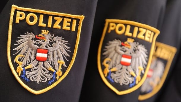 Logo der österreichischen Polizei: Ein 16-Jähriger starb durch einen Stromschlag an einem Bahnhof in Tirol. Logo der österreichischen Polizei: Ein 16-Jähriger starb durch einen Stromschlag an einem Bahnhof in Tirol.