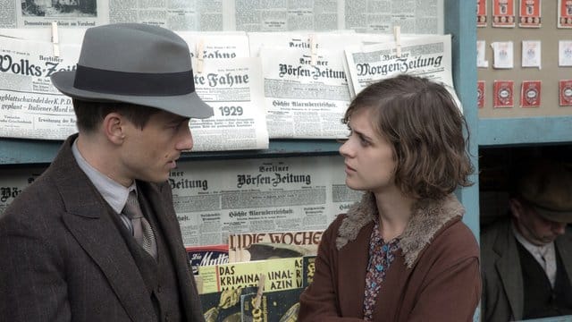 Szene aus der Serie "Babylon Berlin" mit Volker Bruch und Liv Lisa Fries.