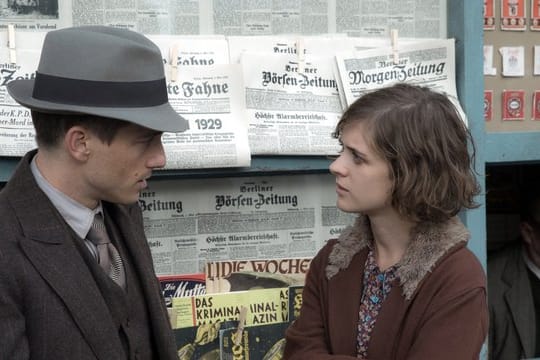 Szene aus der Serie "Babylon Berlin" mit Volker Bruch und Liv Lisa Fries.