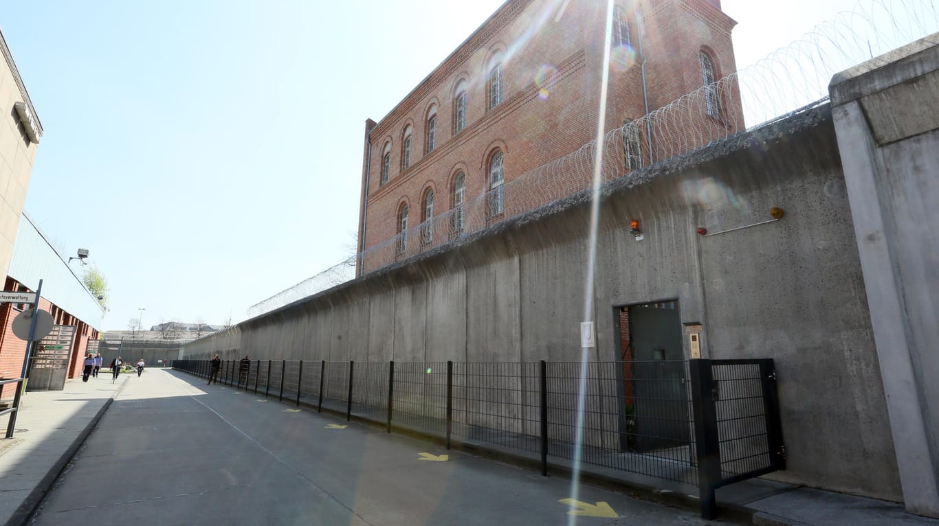 Justizvollzugsanstalt Plötzensee: Die Inhaftierten türmten über die Kfz-Werkstatt des Gefängnisses.