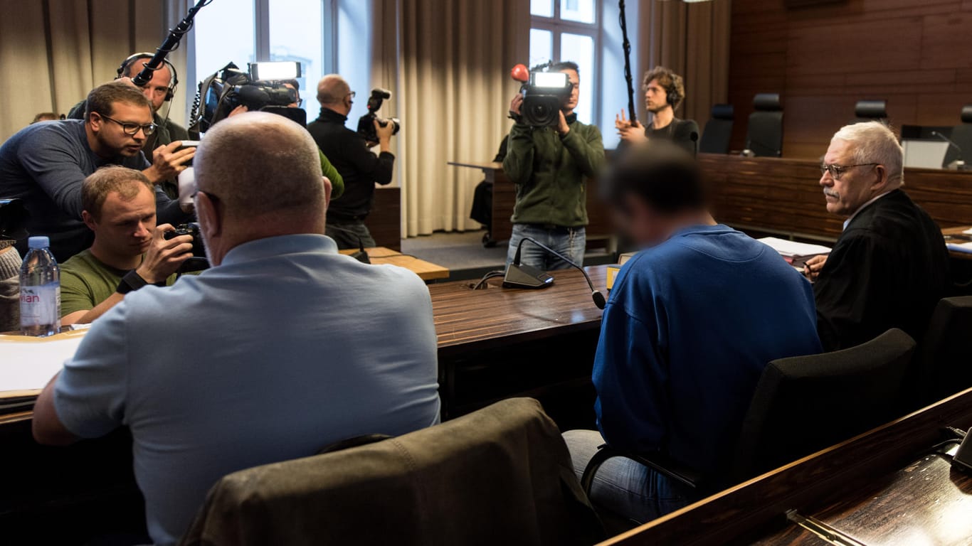 Der Pflichtverteidiger Klaus Malek (rechts) will gegen das Urteil der lebenslangen Haft vorgehen