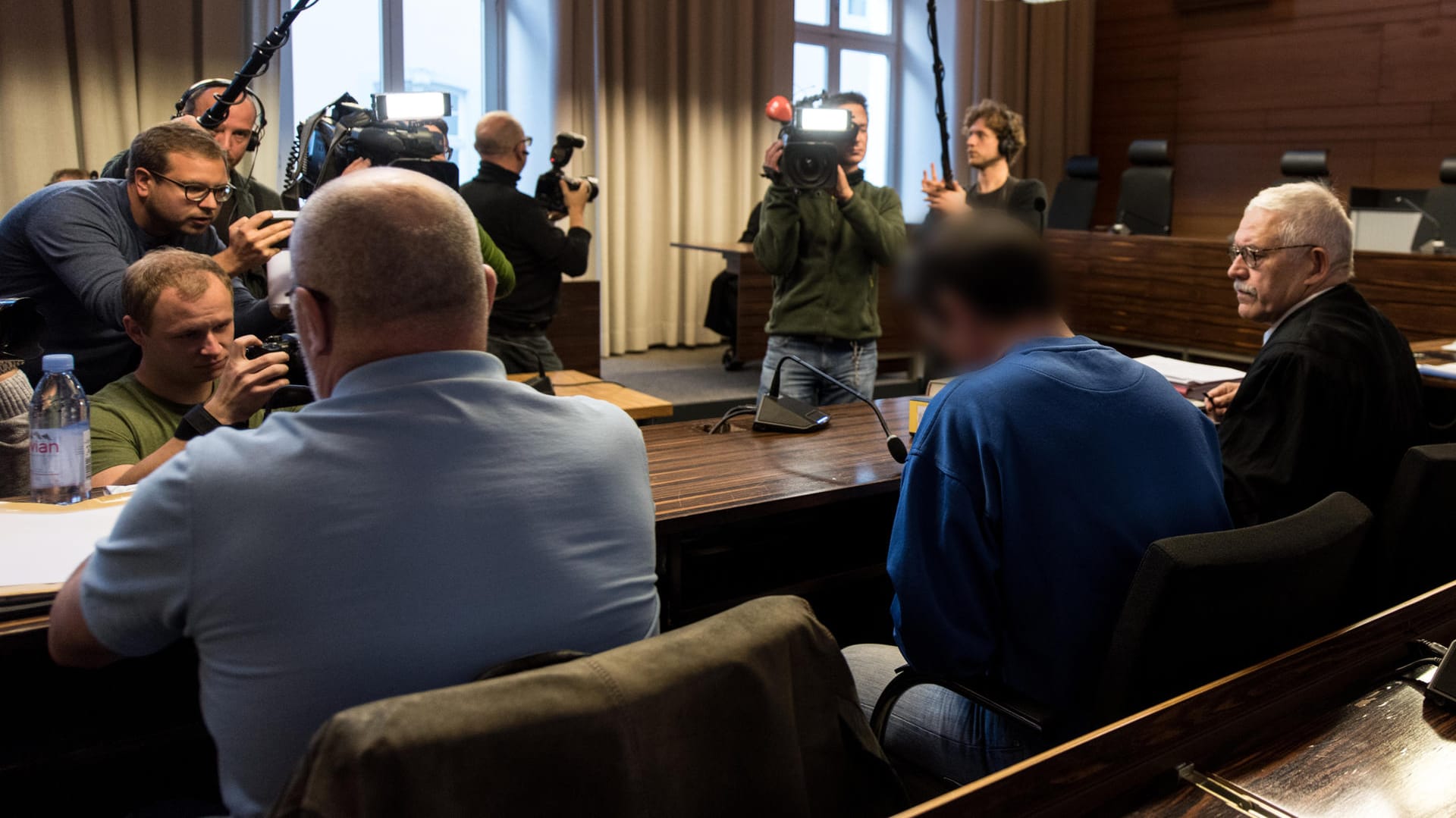 Der Pflichtverteidiger Klaus Malek (rechts) will gegen das Urteil der lebenslangen Haft vorgehen Der Pflichtverteidiger Klaus Malek (rechts) will gegen das Urteil der lebenslangen Haft vorgehen